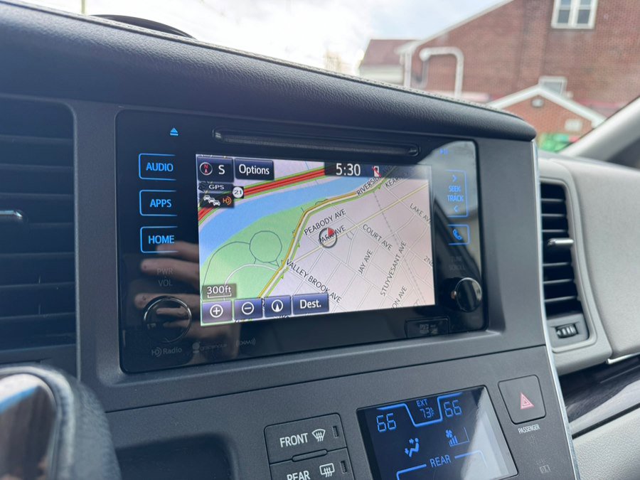 Used 2017 Toyota Sienna XLE Premium image 14