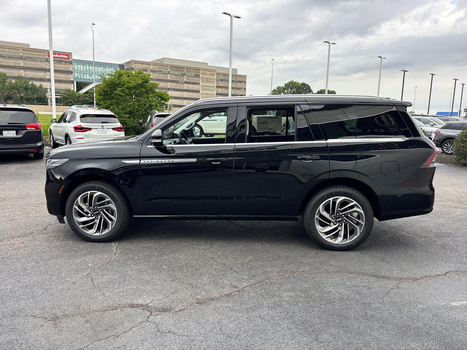 New 2026 Lincoln Navigator Reserve AWD/4WD image 4