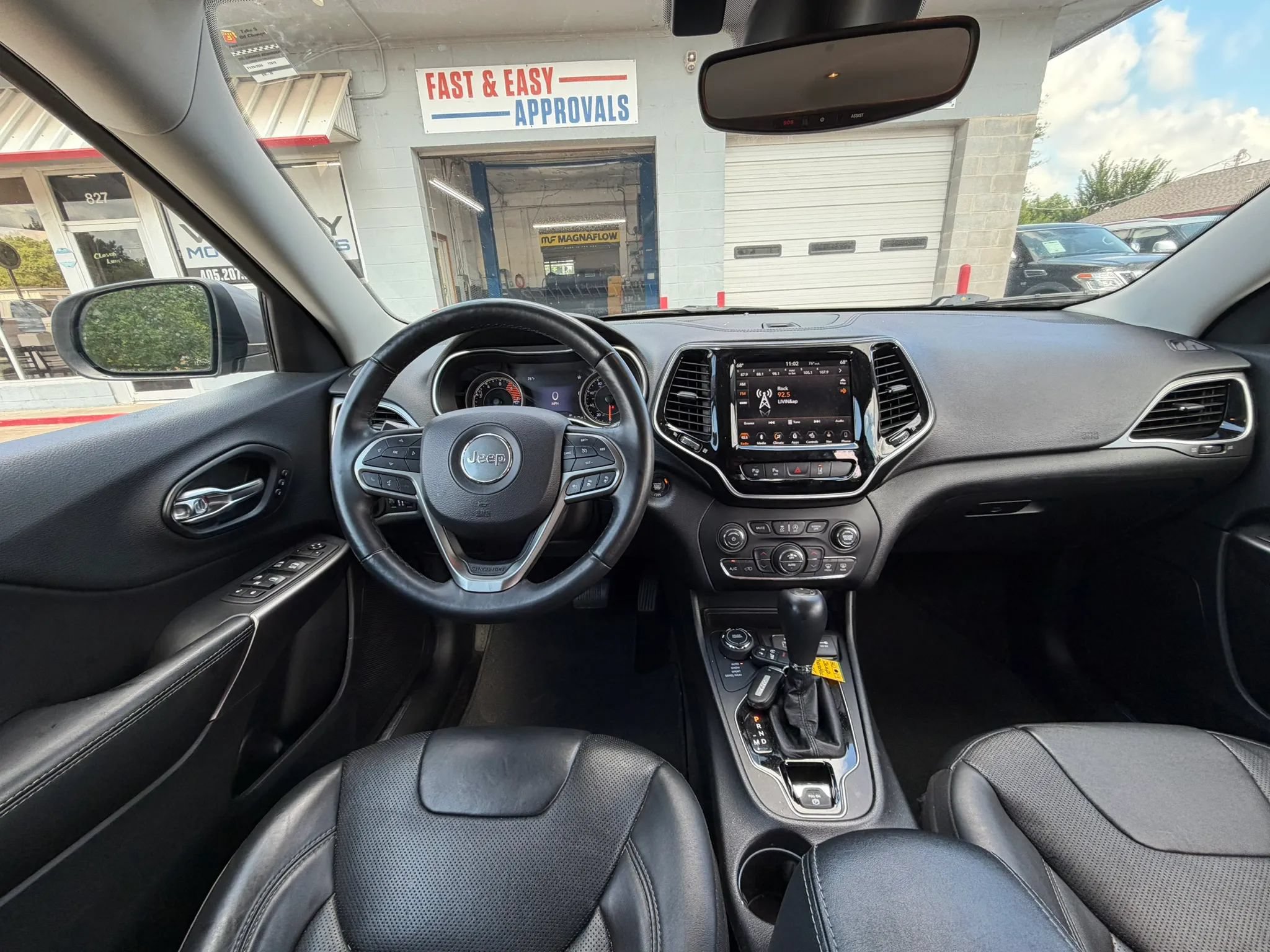 Used 2019 Jeep Cherokee Limited w/ Luxury Group AWD/4WD image 12