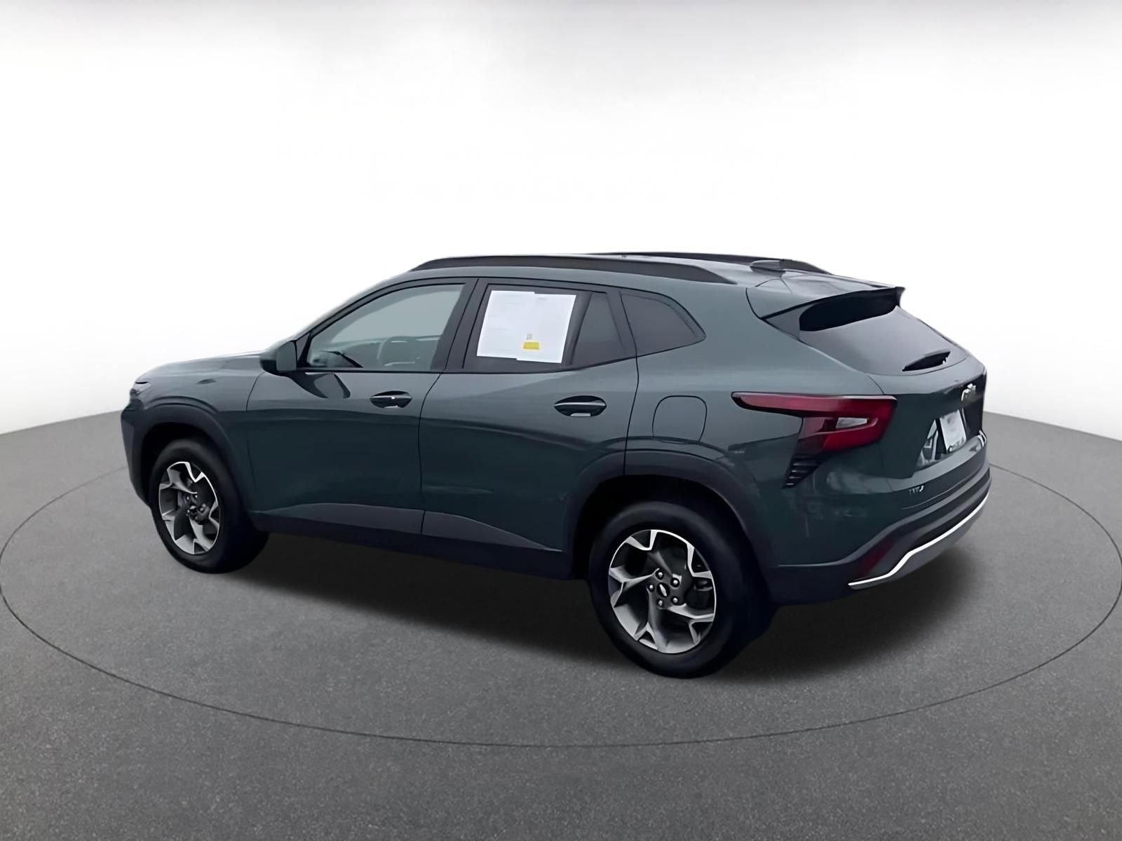 Used 2025 Chevrolet Trax LT w/ LT Convenience Package image 10