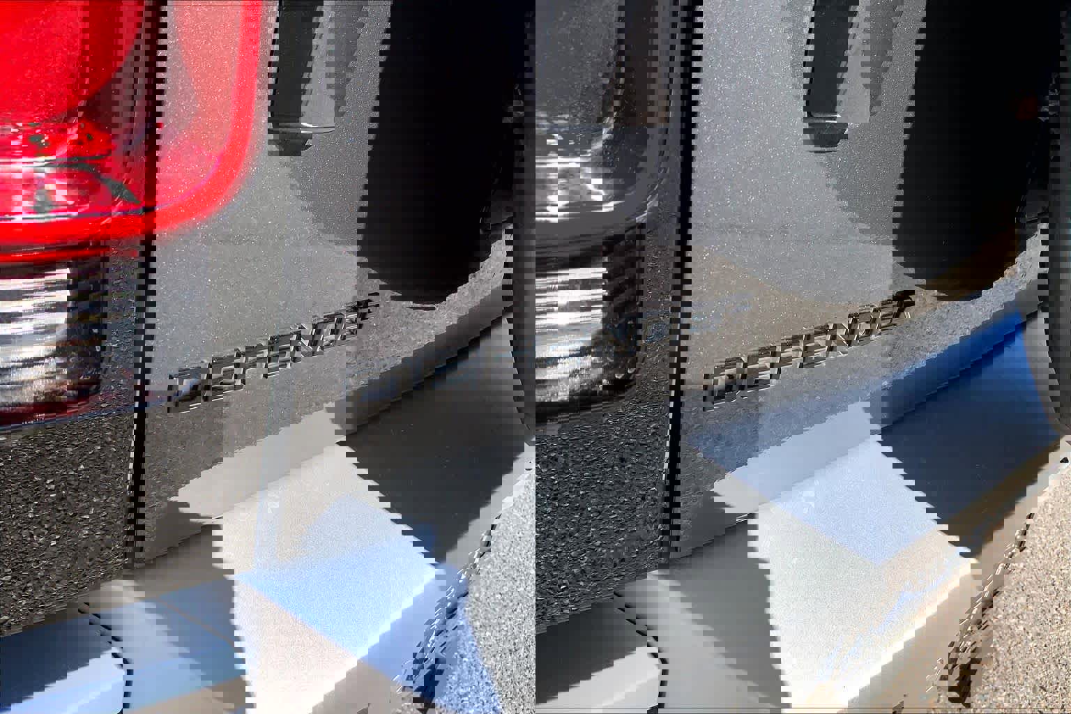 Used 2024 Land Rover Defender 110 SE image 30