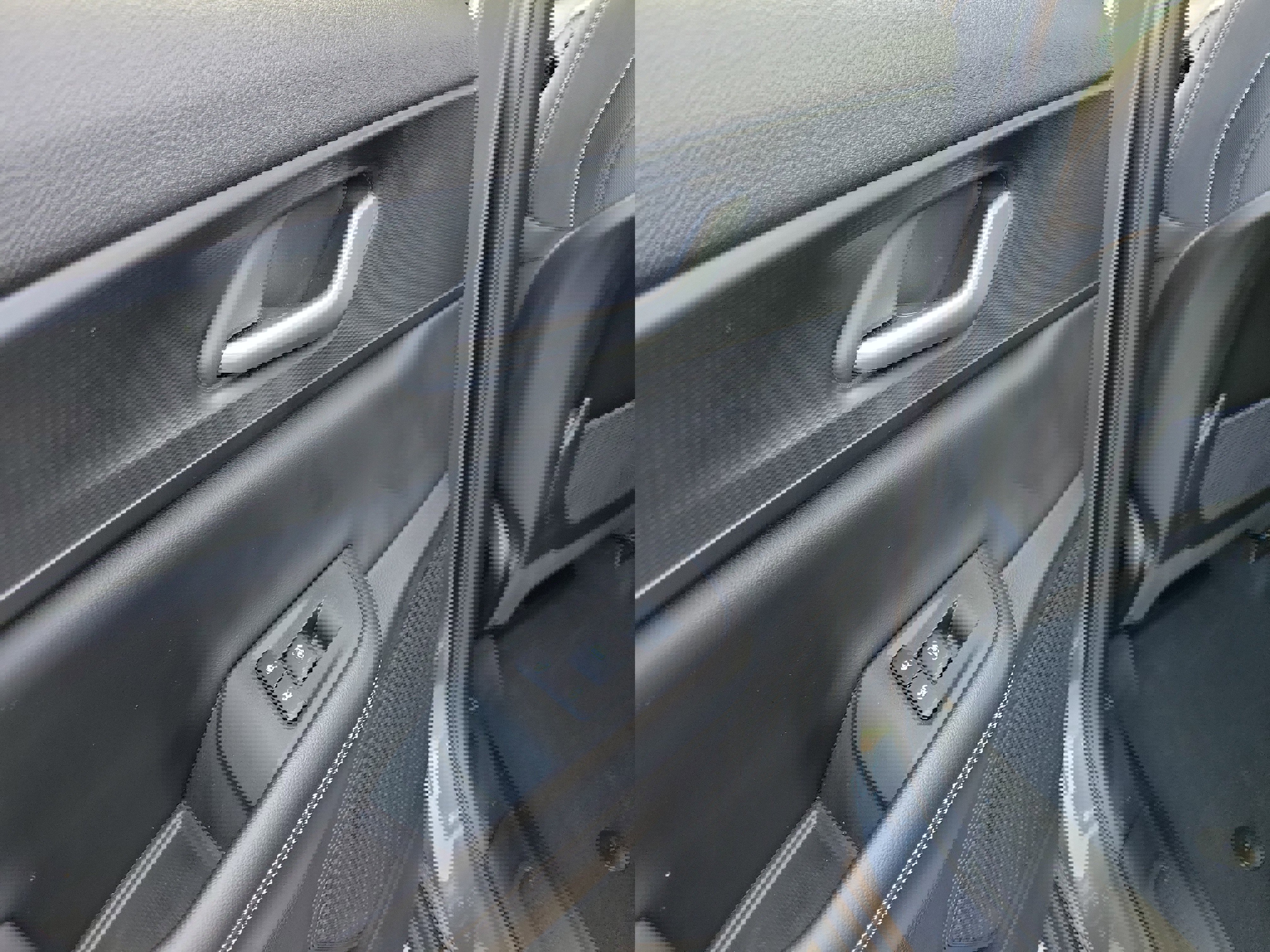 Used 2024 Jeep Grand Cherokee Laredo image 13