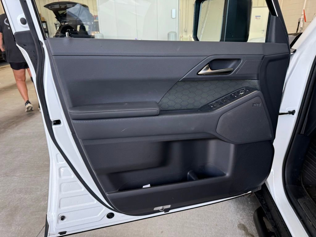 Used 2025 Lexus GX 550 w/ Accessory Package (32) AWD/4WD image 28