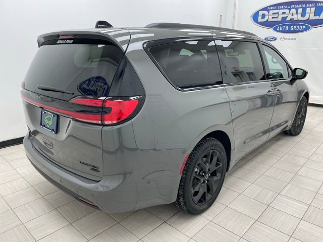 Used 2025 Chrysler Pacifica Limited image 21