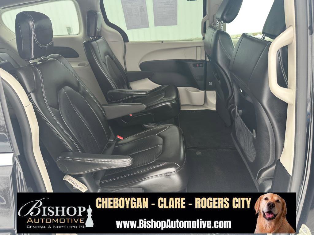 Used 2023 Chrysler Pacifica Touring-L image 31