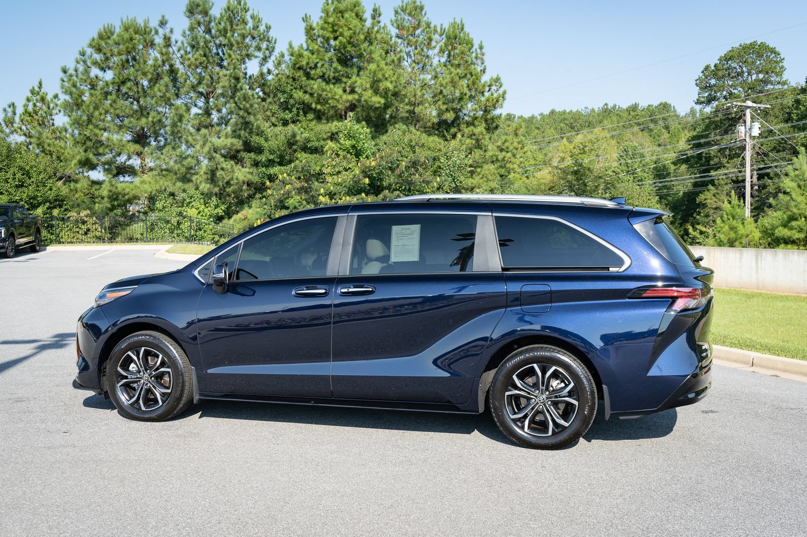 Used 2025 Toyota Sienna Platinum AWD/4WD image 7