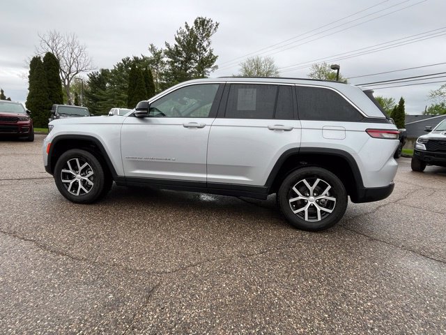 Used 2024 Jeep Grand Cherokee Limited AWD/4WD image 2