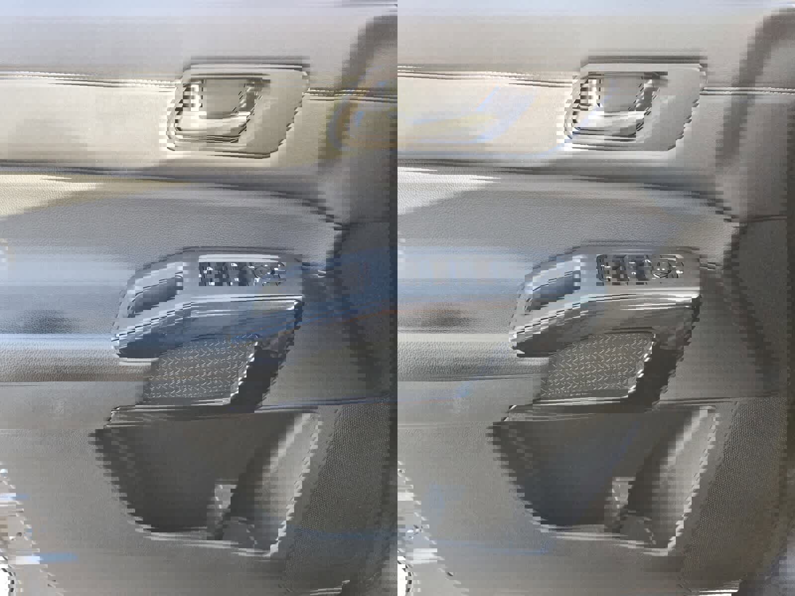 Used 2024 Nissan Pathfinder SV w/ Cargo Package image 16