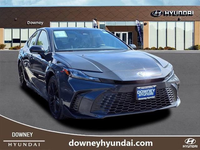 Used 2025 Toyota Camry SE image 3