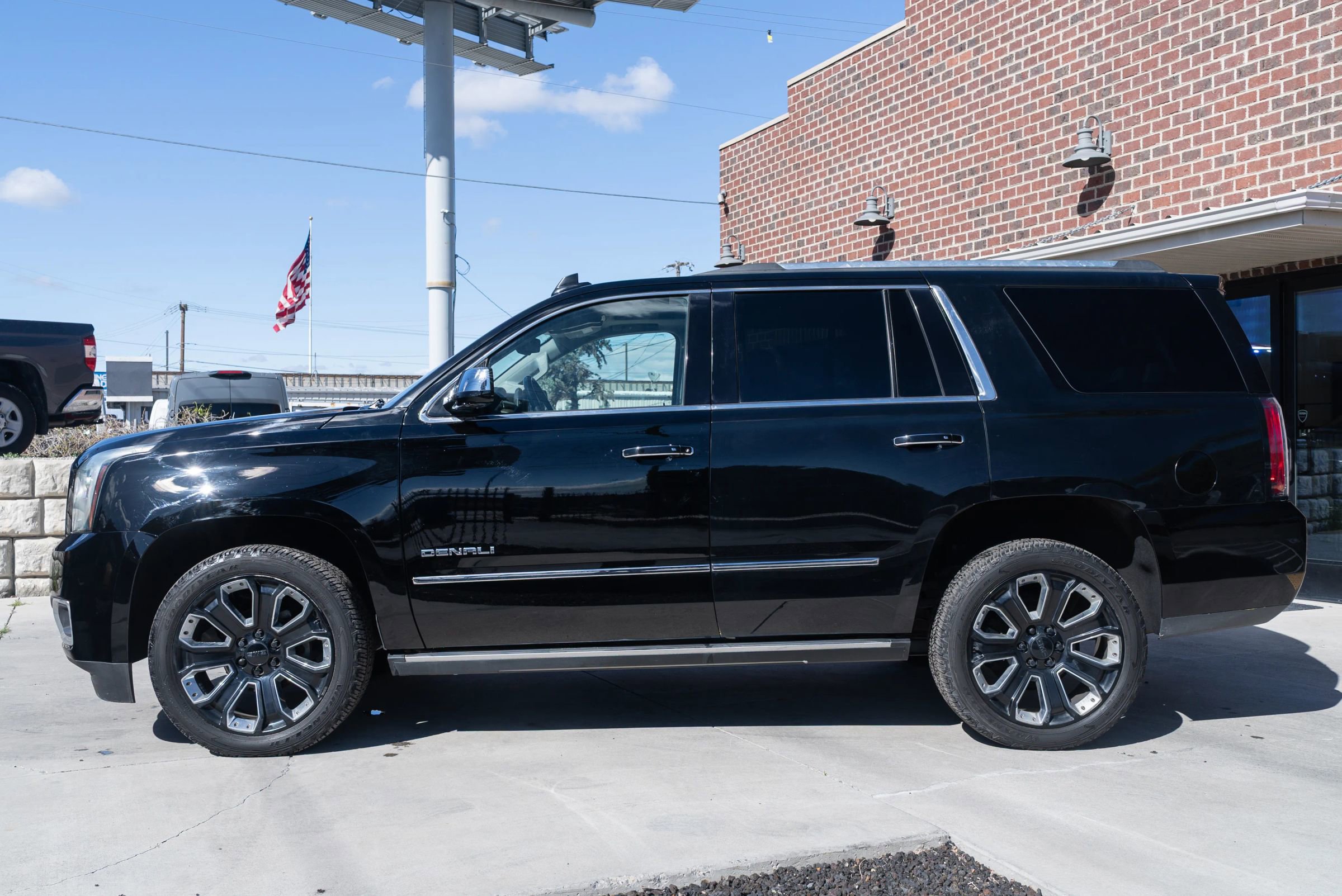 Used 2018 GMC Yukon Denali w/ Denali Ultimate Package image 3