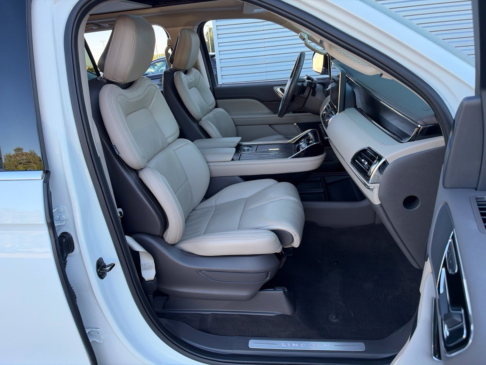 Used 2024 Lincoln Navigator Premiere AWD/4WD image 40