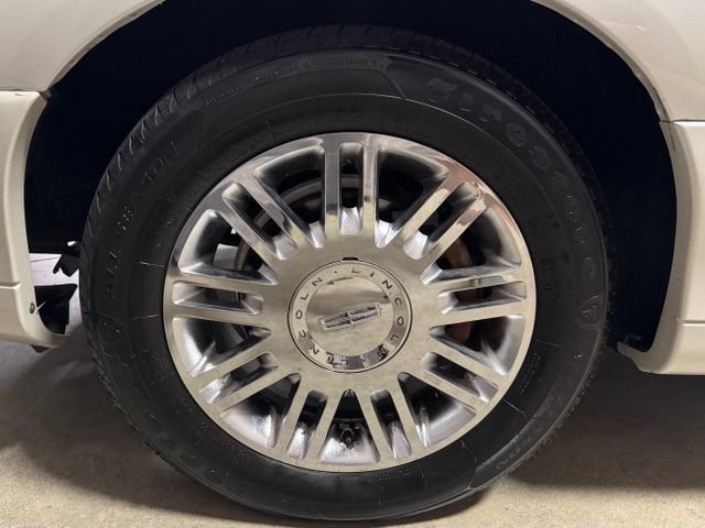 Used 2006 Lincoln Town Car Designer Series RWD image 36