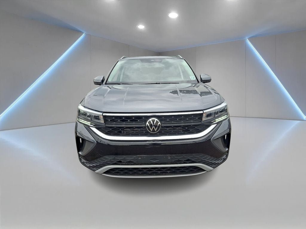 Used 2023 Volkswagen Taos SE w/ Panoramic Sunroof Package AWD/4WD image 2