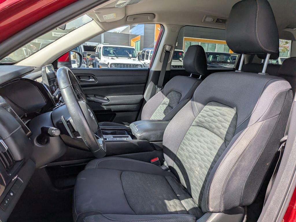 Used 2022 Nissan Pathfinder SV w/ SV Black Package image 11