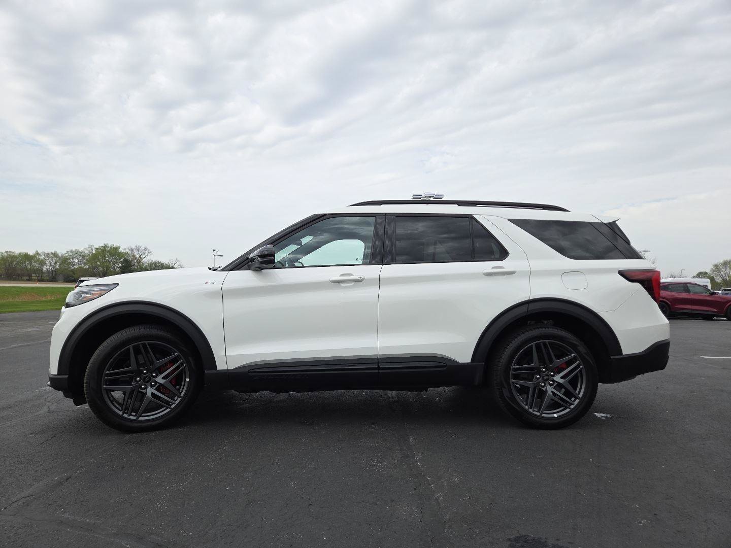 Used 2025 Ford Explorer ST-Line w/ ST-Line Street Pack AWD/4WD image 13