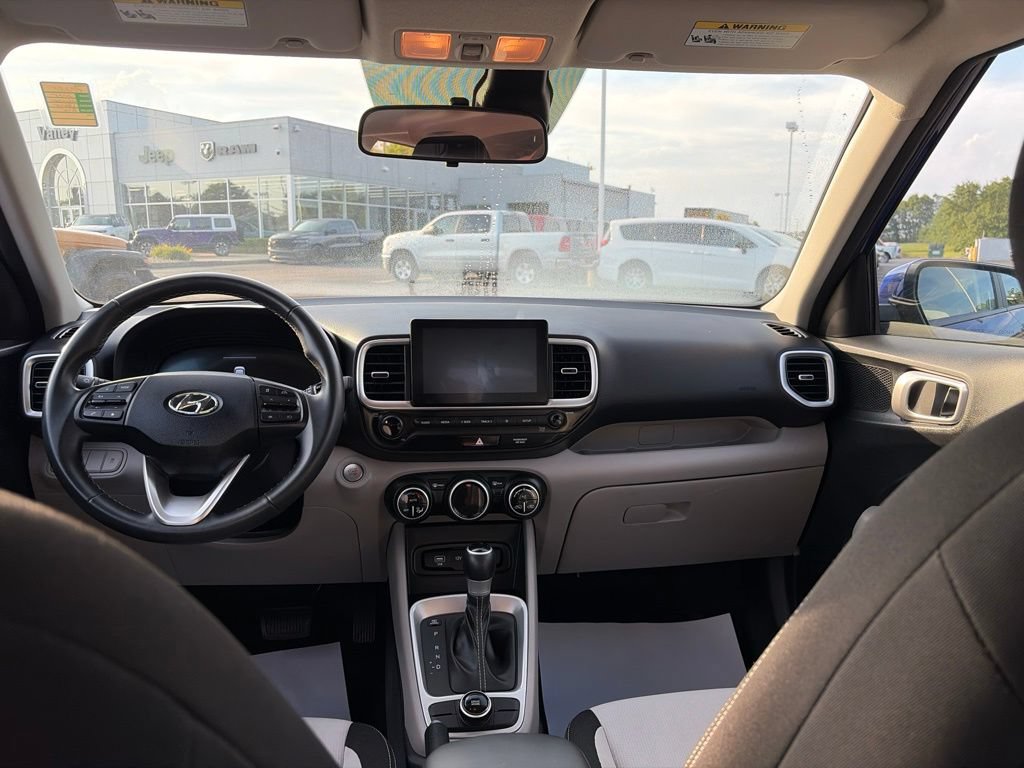 Used 2025 Hyundai Venue SEL FWD image 18
