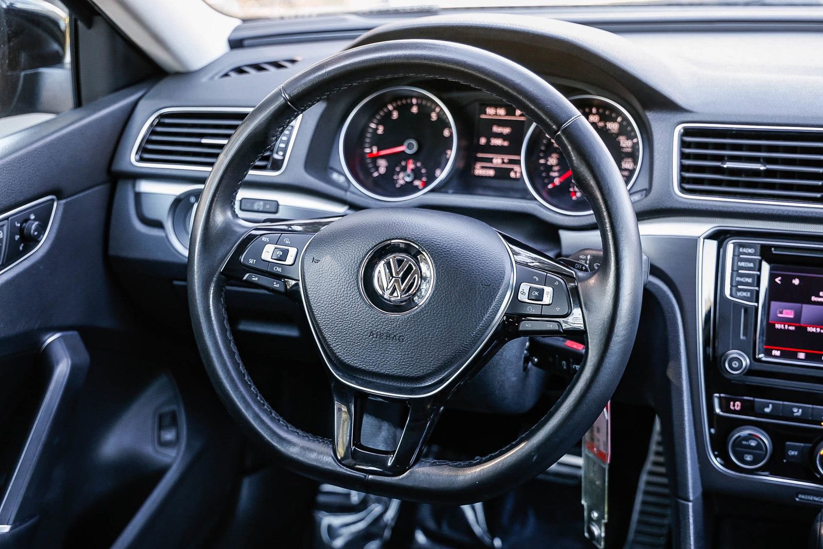 Used 2018 Volkswagen Passat 2.0T R-Line image 13