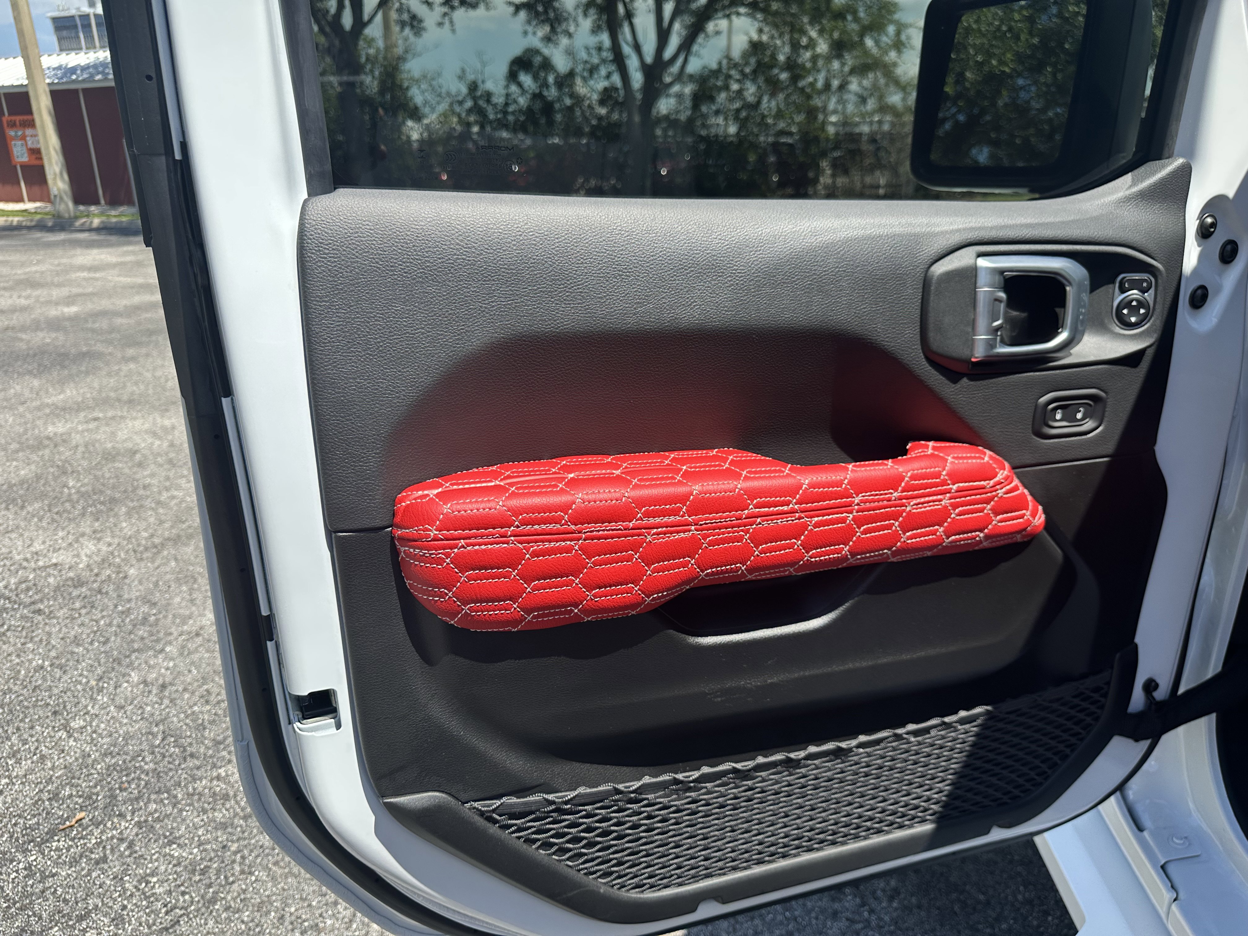 Used 2025 Jeep Wrangler Unlimited Sahara image 25