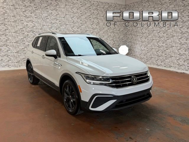 Used 2024 Volkswagen Tiguan SE w/ Panoramic Sunroof Package FWD image 1