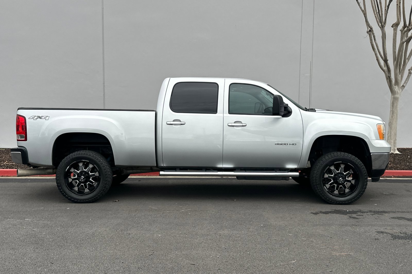 Used 2014 GMC Sierra 3500 SLT w/ SLT Convenience Package image 3