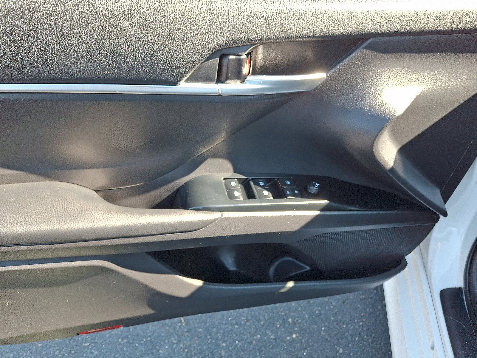 Used 2020 Toyota Camry LE image 12