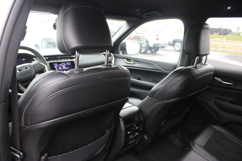 Used 2024 Jeep Grand Cherokee Altitude AWD/4WD image 26