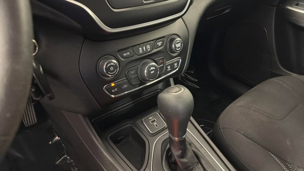 Used 2021 Jeep Cherokee Latitude FWD image 21