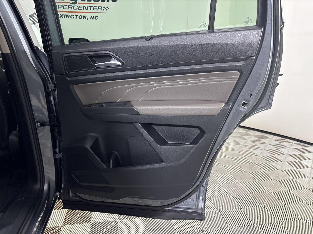 Used 2023 Volkswagen Atlas SE w/ Panoramic Sunroof Package FWD image 24