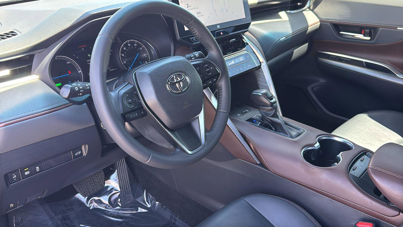 Used 2023 Toyota Venza XLE image 23