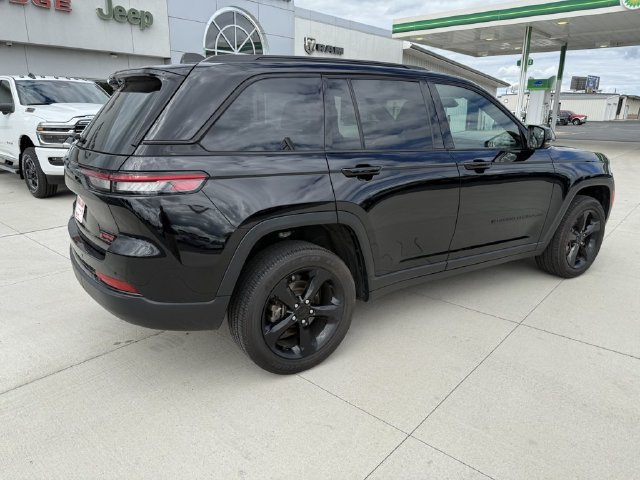 Used 2024 Jeep Grand Cherokee Altitude AWD/4WD image 8