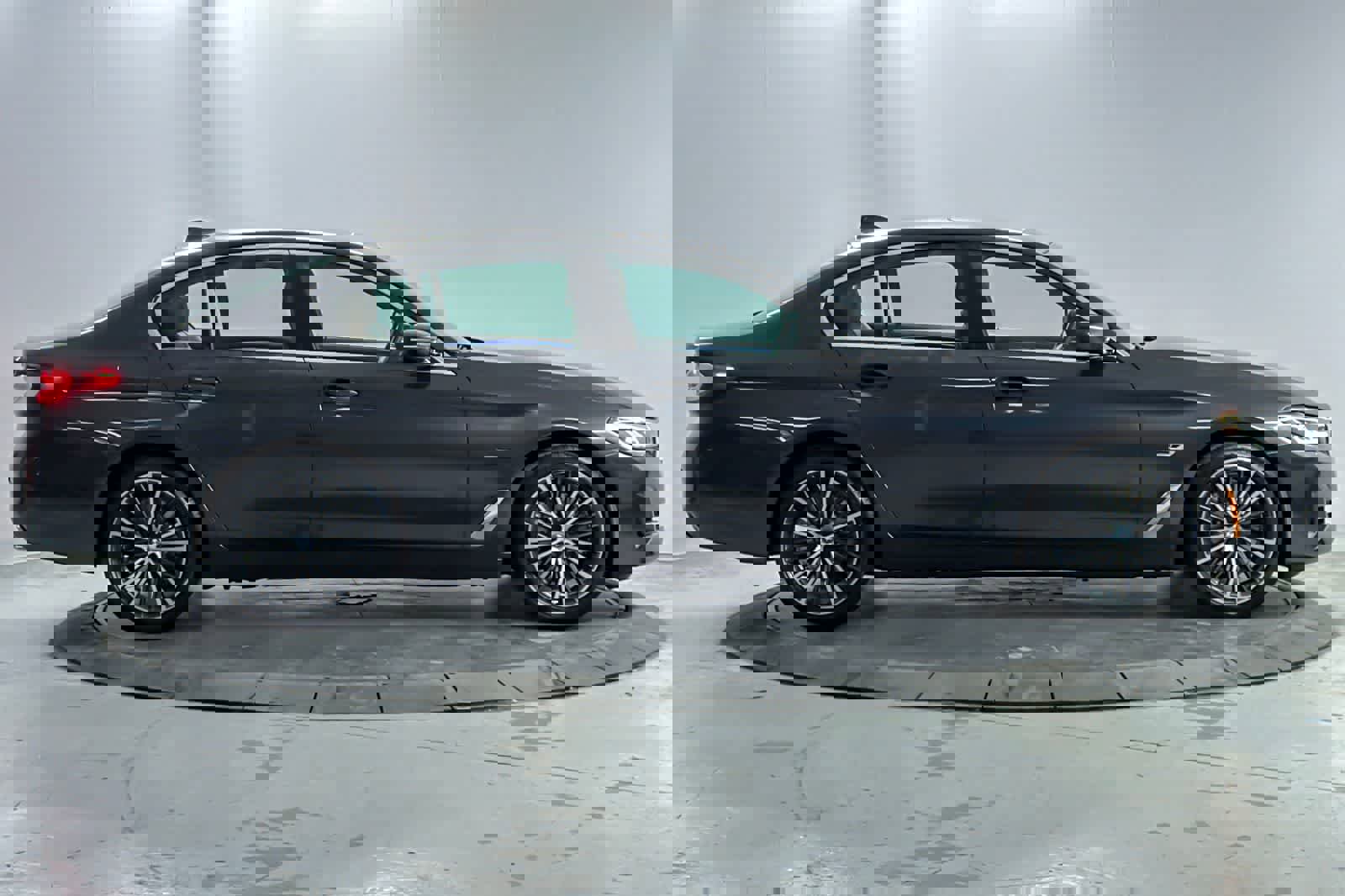 Used 2023 BMW 530e w/ Convenience Package image 8