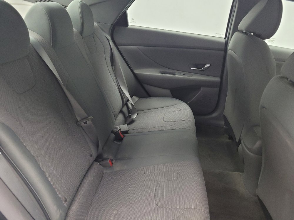Used 2021 Hyundai Elantra SE image 19