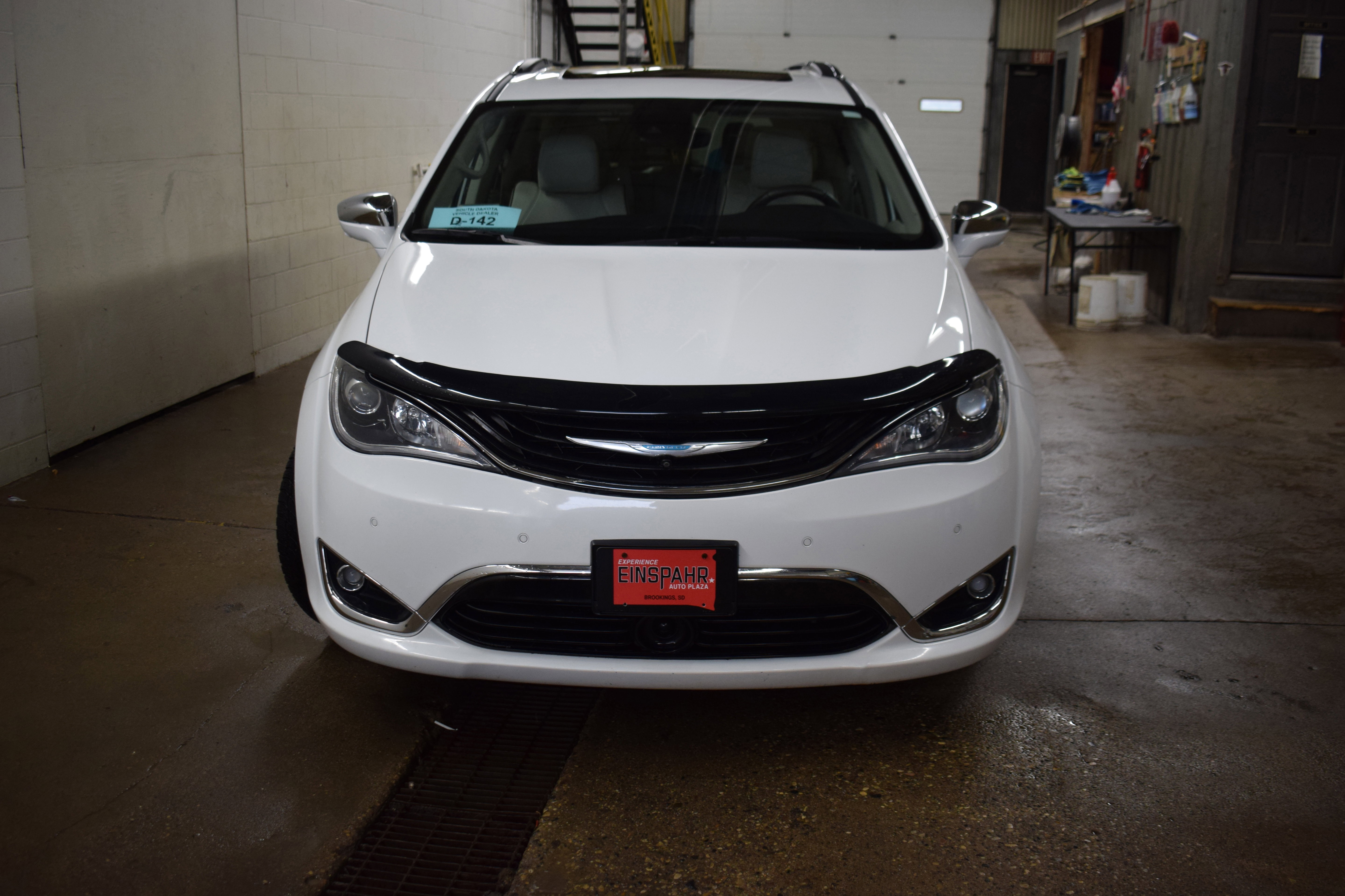 Used 2017 Chrysler Pacifica Platinum image 2