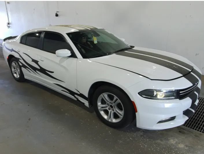 Used 2016 Dodge Charger SE RWD image 1