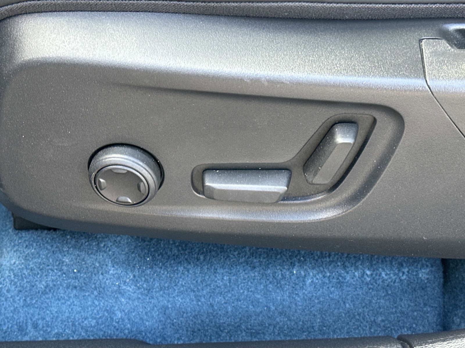 Certified 2023 Volvo XC40 Recharge Plus image 18