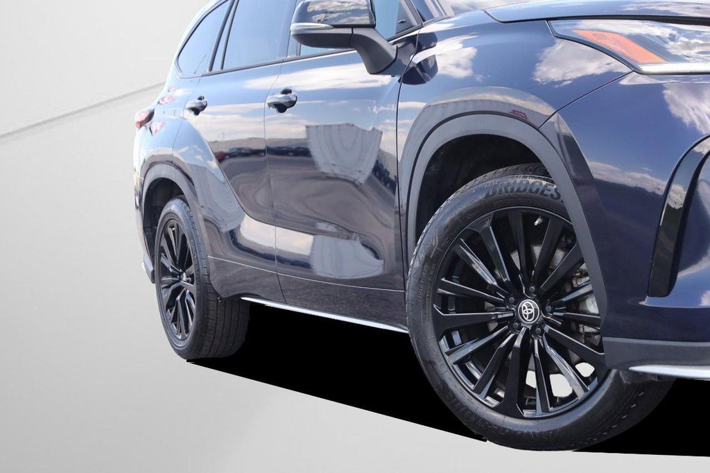 Used 2025 Toyota Highlander XSE AWD/4WD image 3