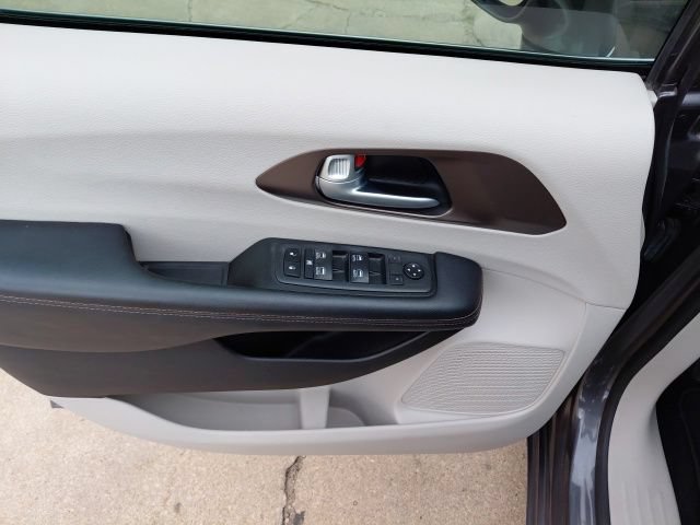 Used 2019 Chrysler Pacifica Touring-L Plus FWD image 28
