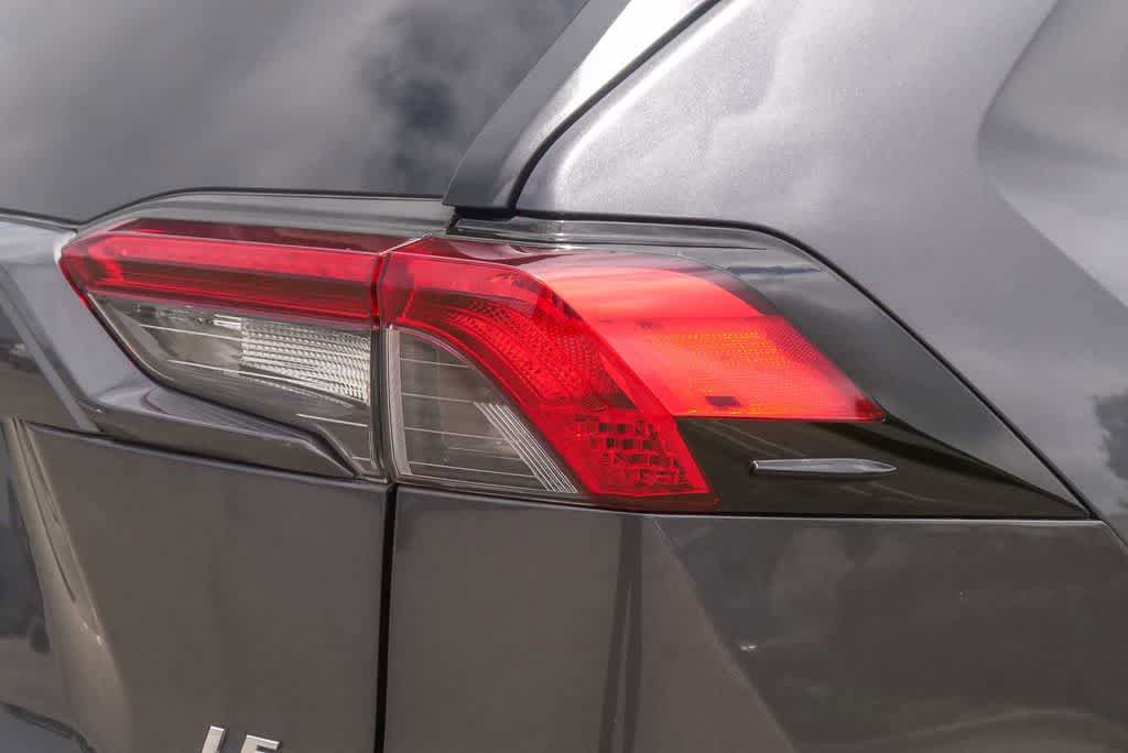 Used 2019 Toyota RAV4 LE FWD image 11