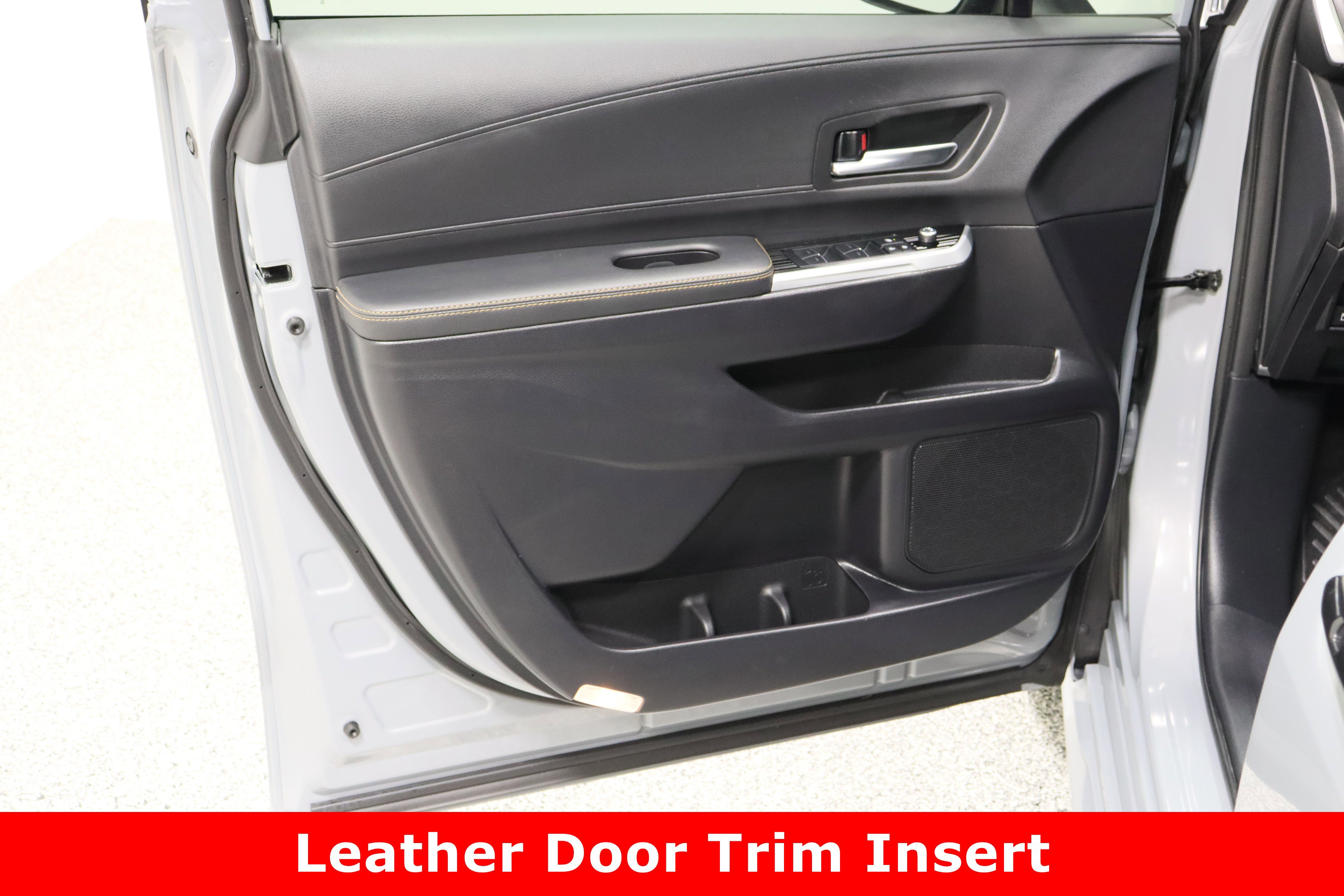 Used 2025 Toyota Sienna XLE Woodland Edition image 12