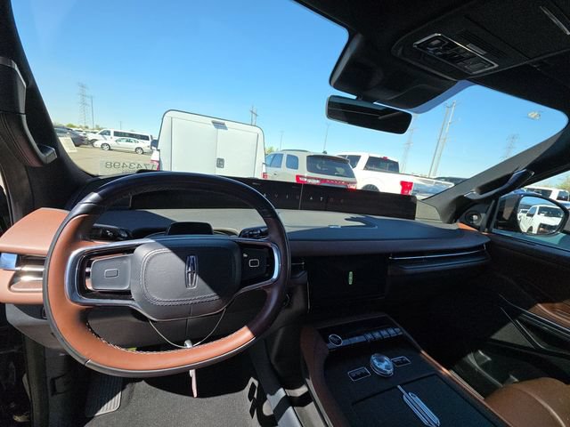 Used 2025 Lincoln Navigator Reserve AWD/4WD image 9