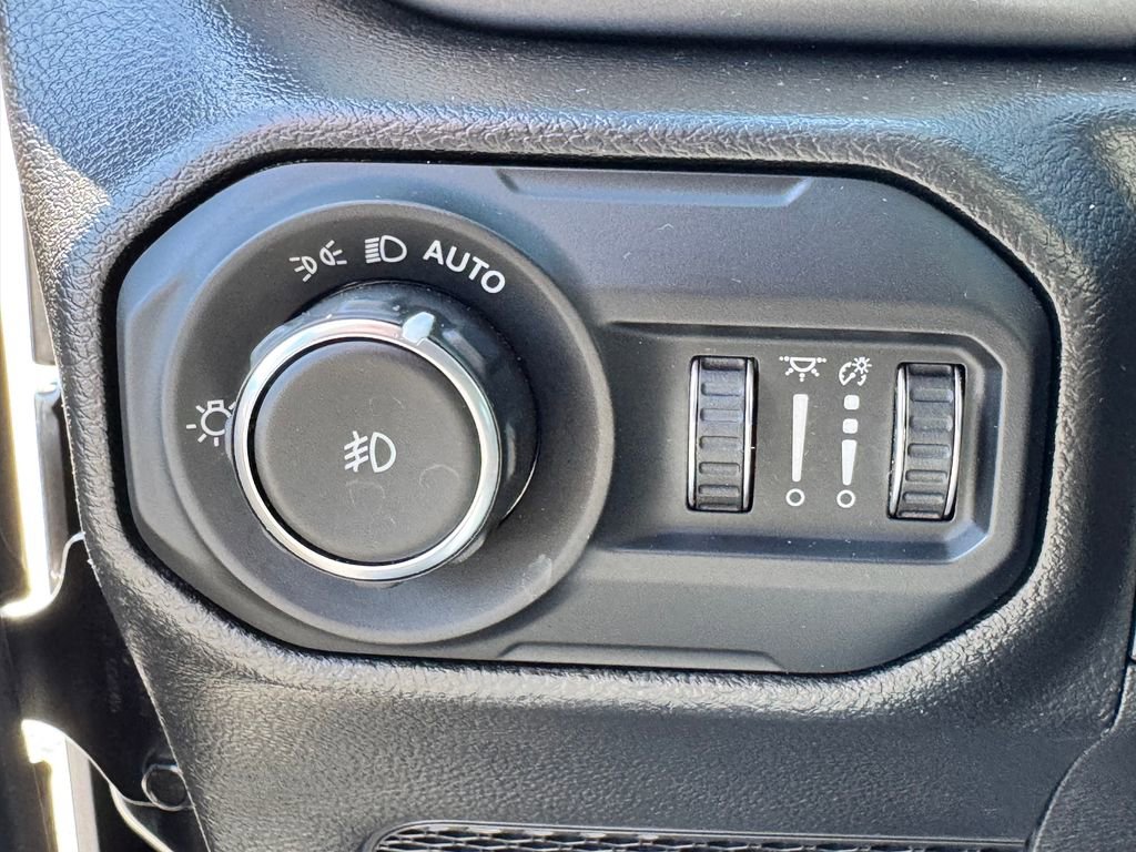 Used 2022 Jeep Wrangler Unlimited Sahara AWD/4WD image 31