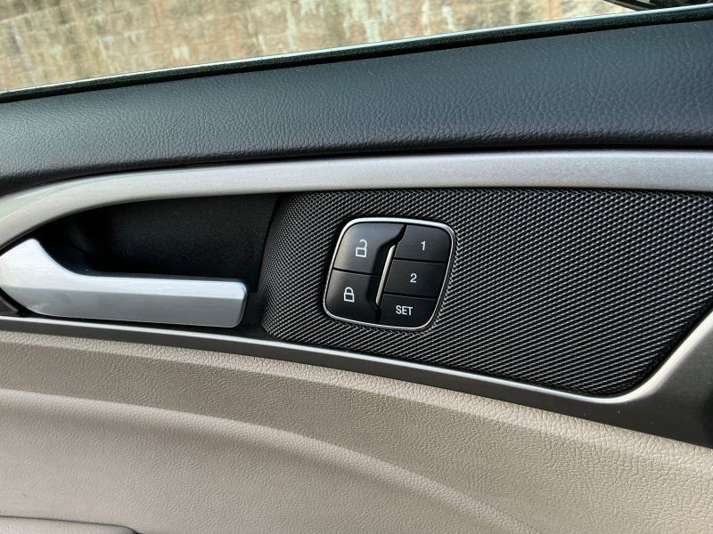 Used 2017 Ford Fusion SE FWD image 25