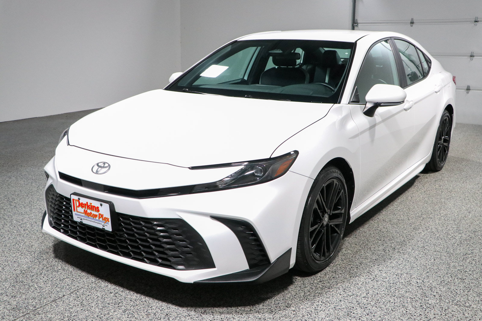 Used 2025 Toyota Camry SE FWD image 29
