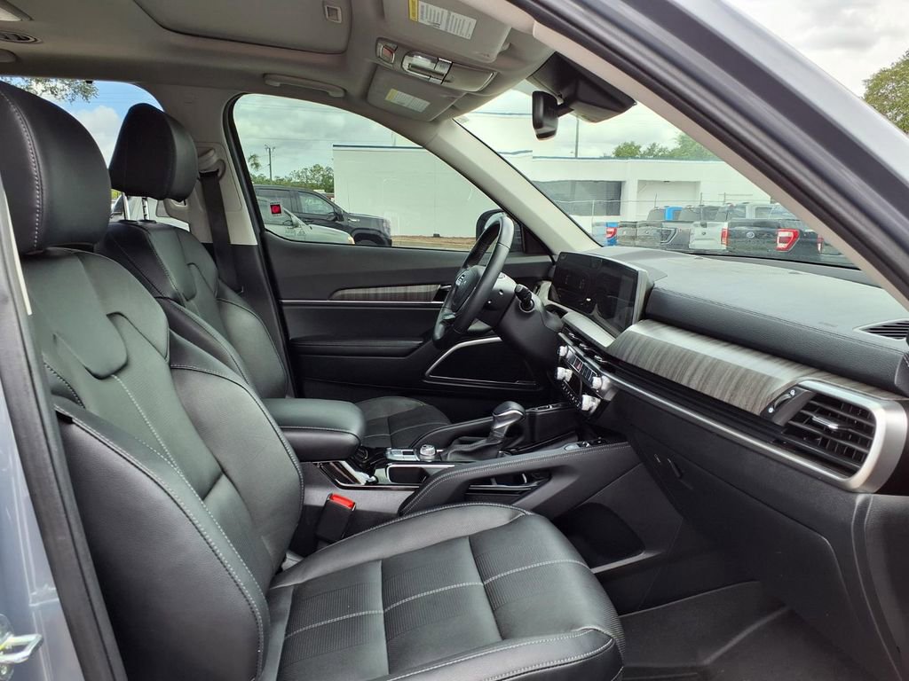 Used 2024 Kia Telluride EX w/ EX Captain's Chair Package FWD image 12