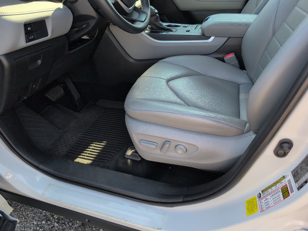 Used 2022 Toyota Highlander XLE FWD image 18