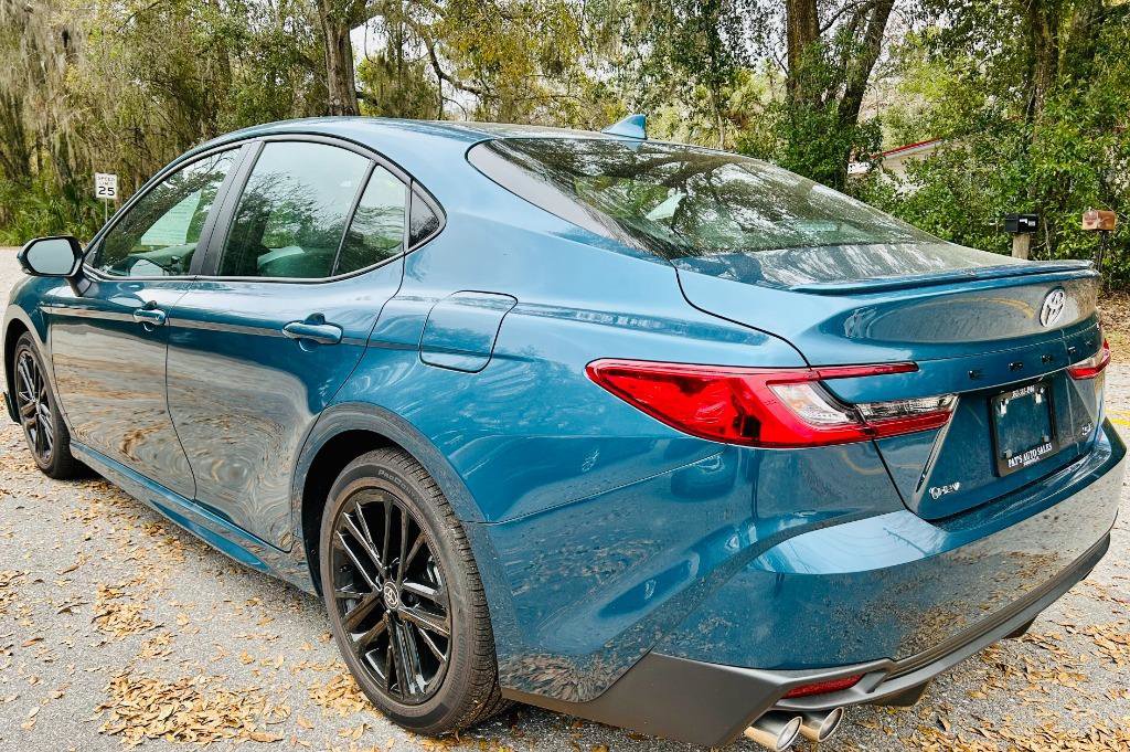 Used 2025 Toyota Camry SE image 3