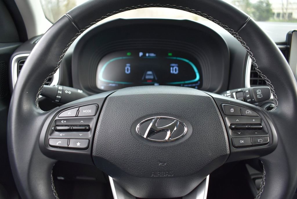 Used 2024 Hyundai Venue SEL FWD image 13