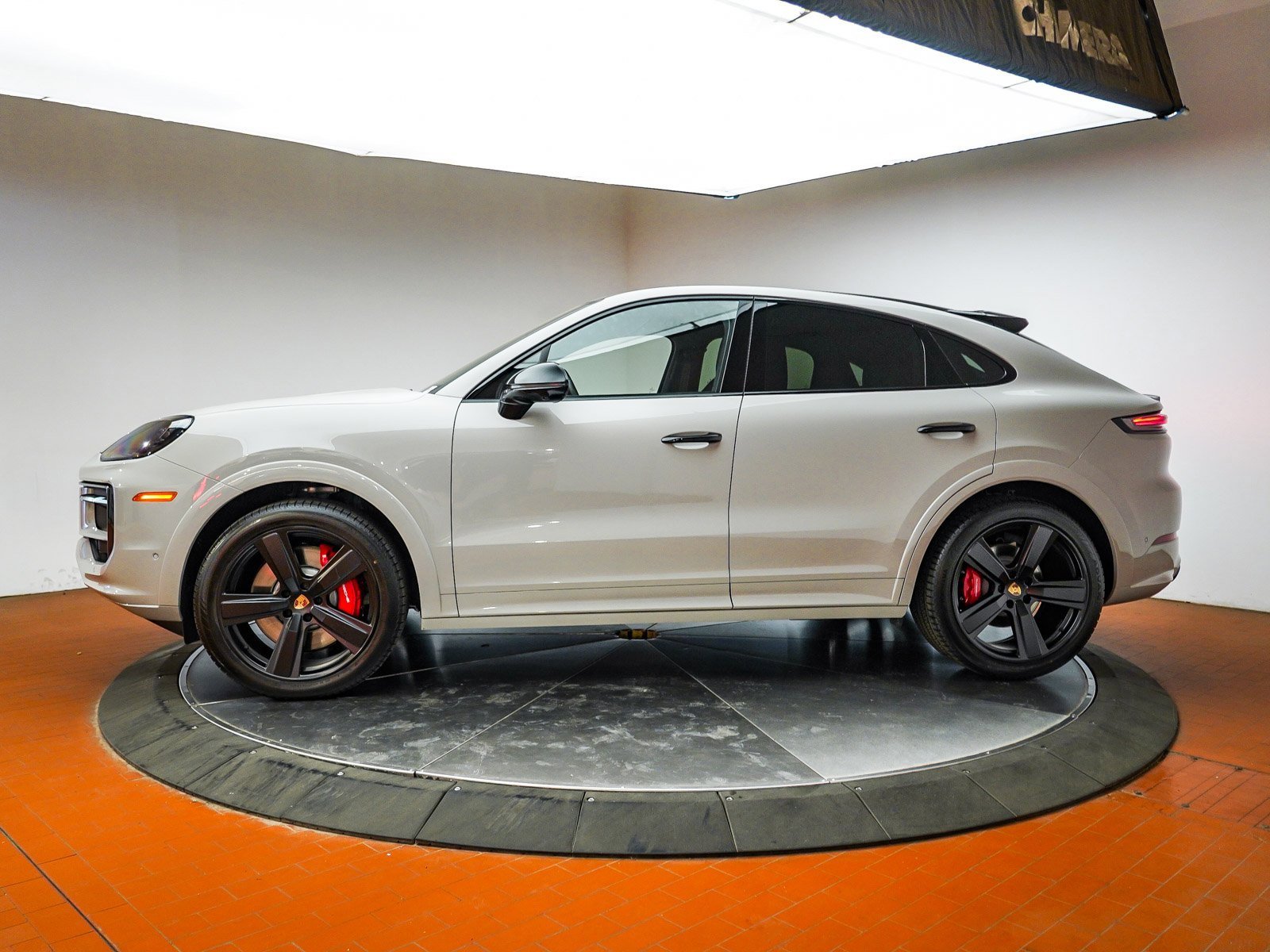 Used 2025 Porsche Cayenne S image 2