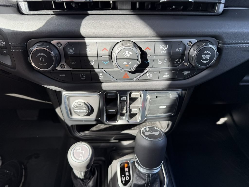 New 2026 Jeep Wrangler Unlimited Sahara AWD/4WD image 25
