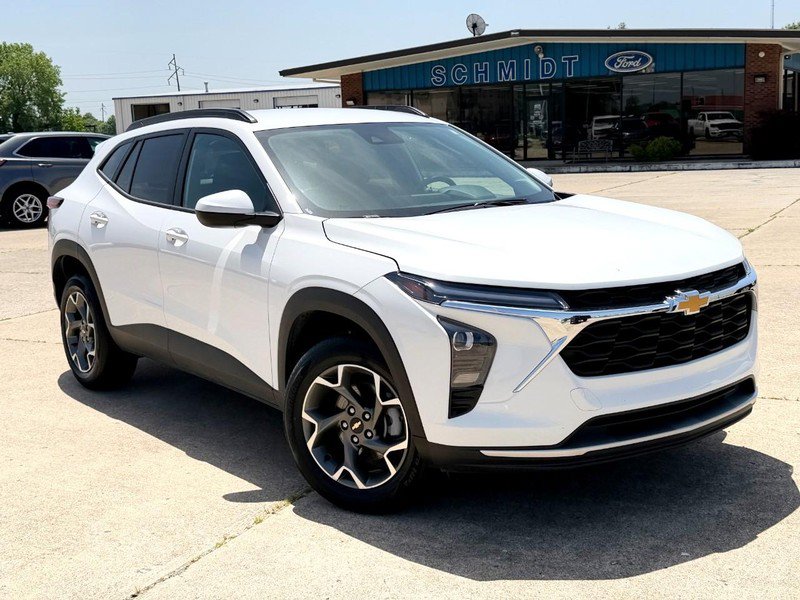 Used 2025 Chevrolet Trax LT w/ LT Convenience Package FWD image 2